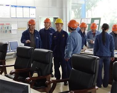 納溪區(qū)消防應急救援大隊大隊長鄧開國一行檢查公司消防安全工作