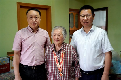 瀘天化江顯茀等離休老干部榮獲“慶祝中華人民共和國(guó)成立70周年”紀(jì)念章