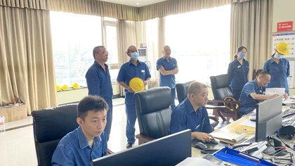 瀘天化股份公司黨委書記、董事長廖廷君到生產(chǎn)調(diào)度指揮中心了解裝置開車情況