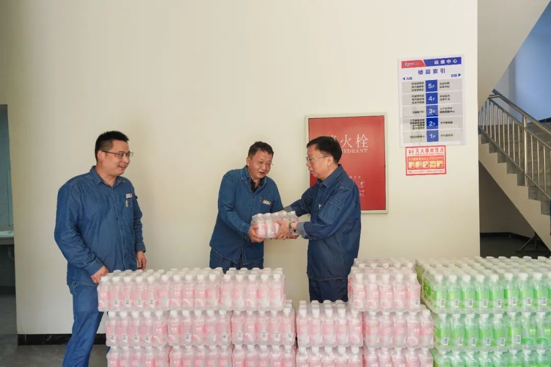 瀘天化股份公司領(lǐng)導(dǎo)傅利才、陳偉慰問尿素造粒塔環(huán)保升級改造項(xiàng)目一線勞動者