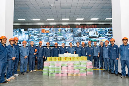 瀘天化股份公司黨委書記、董事長廖廷君率隊(duì)到生產(chǎn)一線開展“送清涼”慰問活動